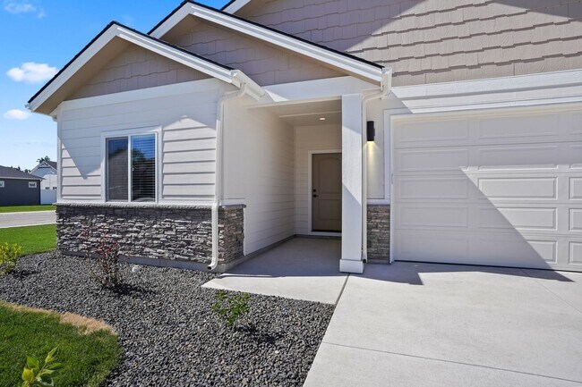 Building Photo - BRAND NEW & BEAUTIFUL 3BD/2BA/3-CAR GARAGE...