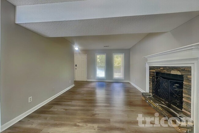 Foto del edificio - 39 Pine Grove Cir