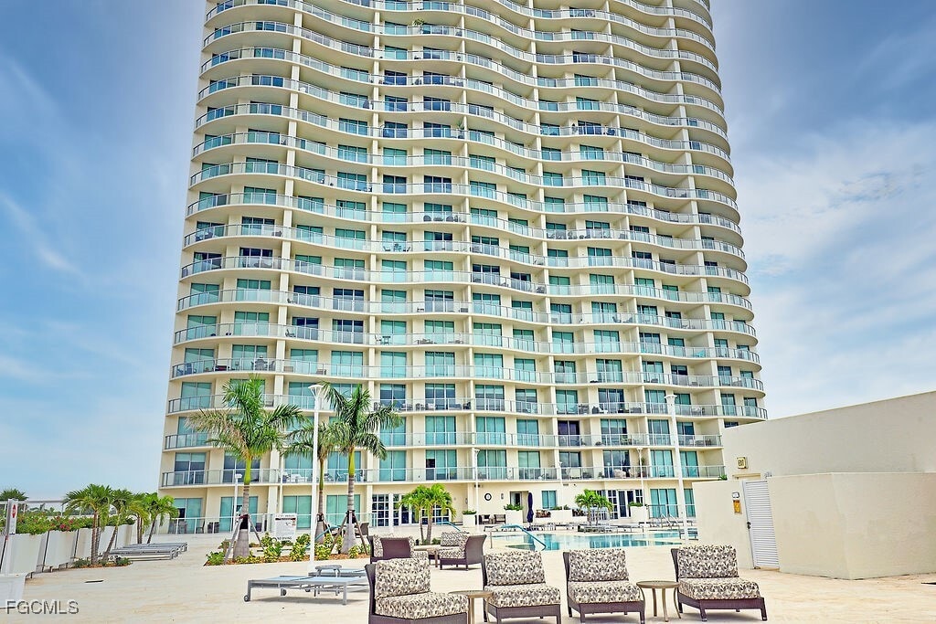 Foto principal - 3000 Oasis Grand Blvd