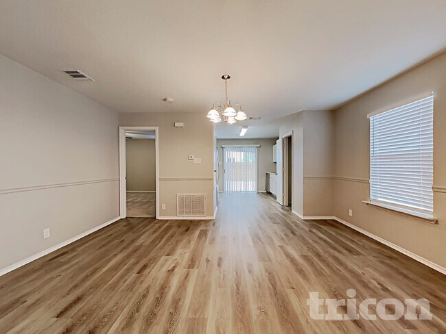 Building Photo - 2007 Mission Cove