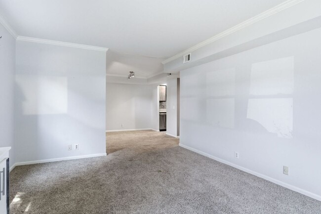 Building Photo - Updated condo in the heart of Green Hills!