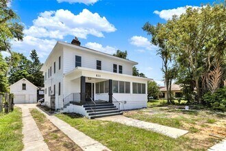Building Photo - 611 S Grove St
