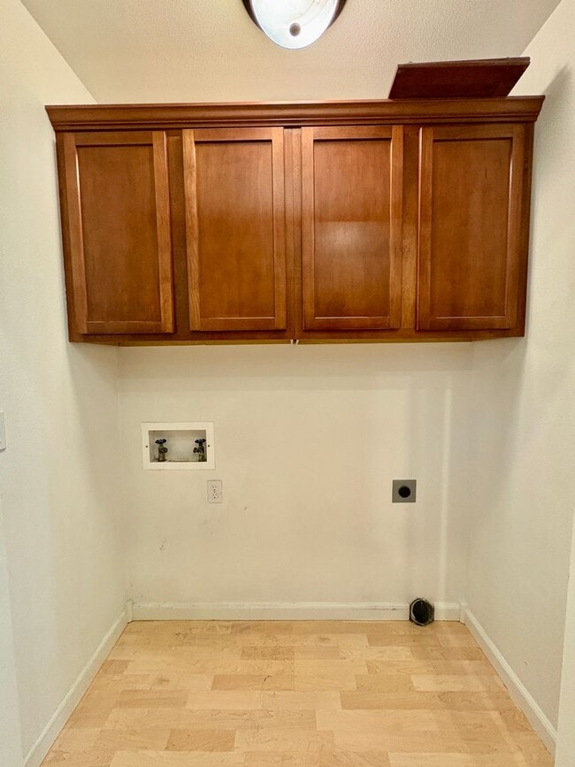 Building Photo - 2 bedroom 2 bathroom duplex in the heights!
