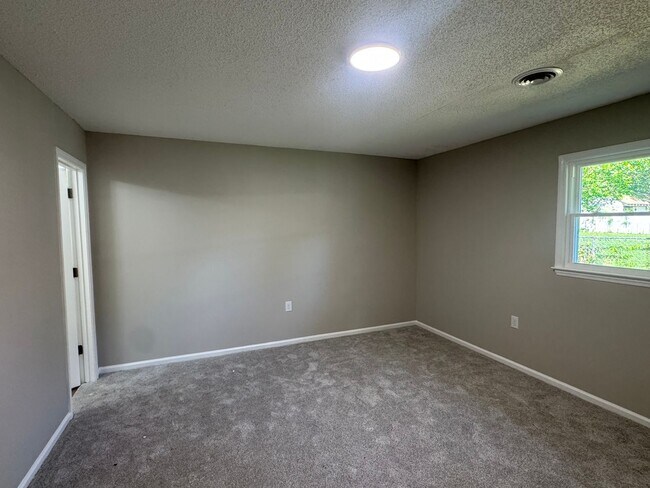 Foto del edificio - 3 Bedroom Brick Ranch Style Home