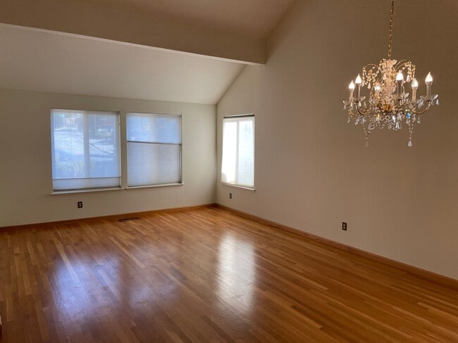 Building Photo - Large Foothills Home