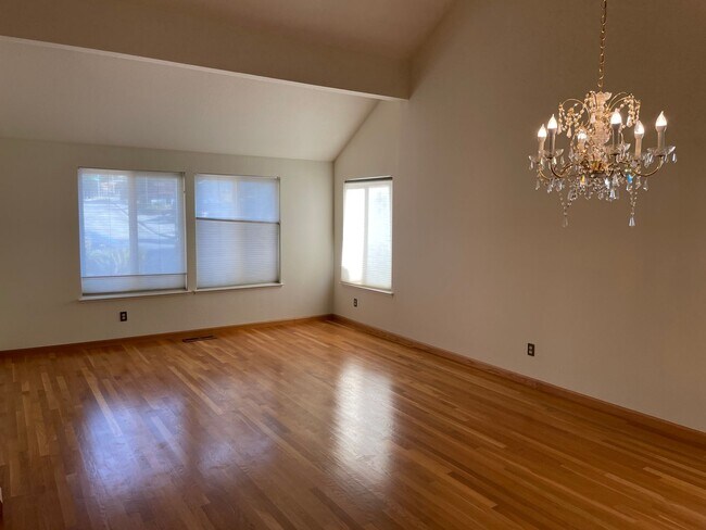 Foto del edificio - Large Foothills Home