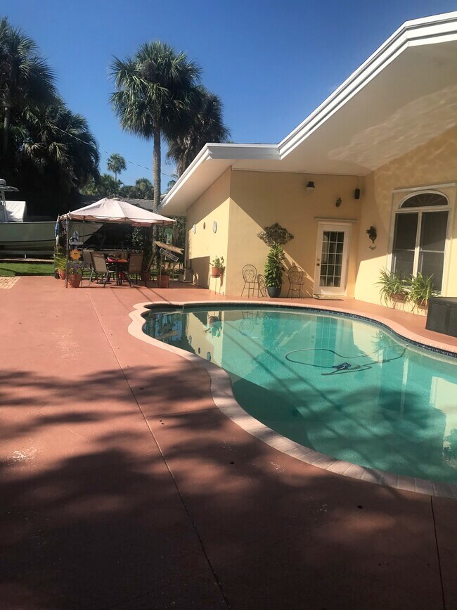 Entrada privada a través de la puerta de la piscina. - 600 NW 7th Ave