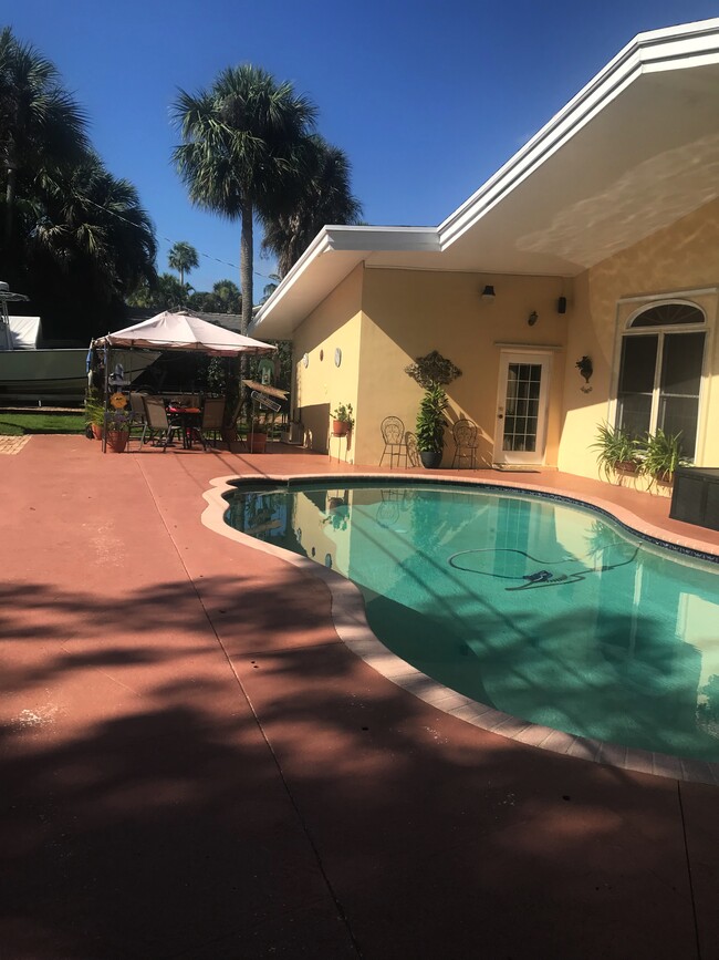 Private entrance thru pool door - 600 NW 7th Ave