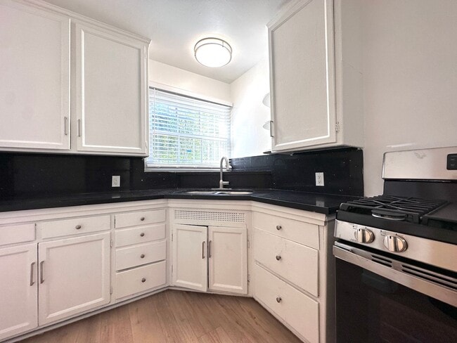 Building Photo - Updated Apartment Unit with Stylish Upgrades