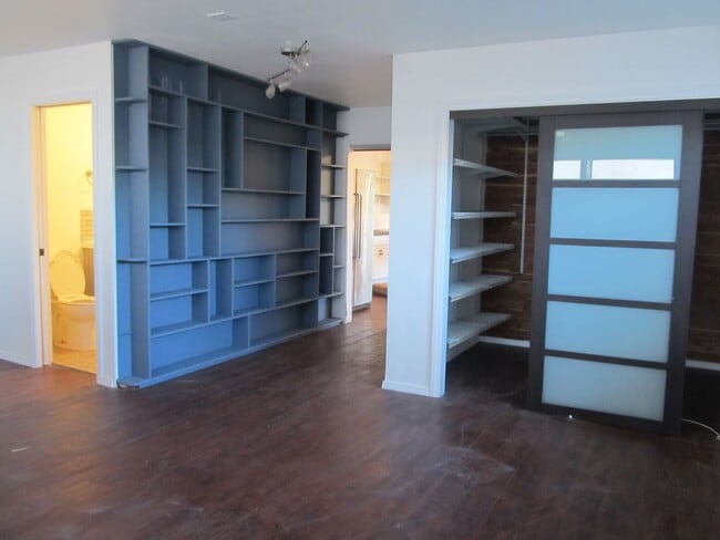 Building Photo - 1  bedroom with special amenities