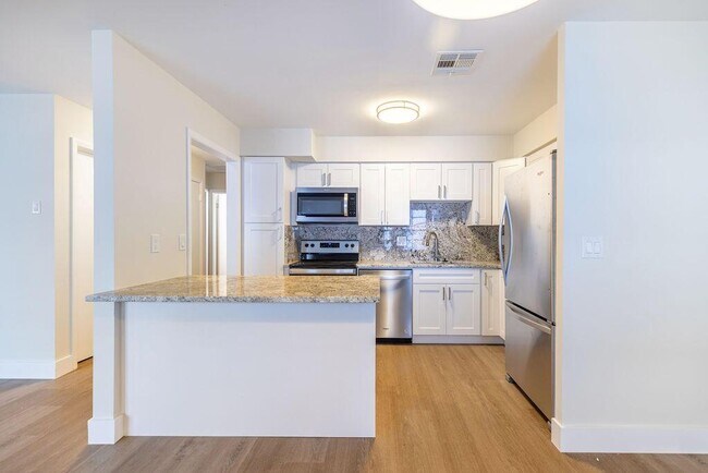 Building Photo - 114 S Lakeside Dr