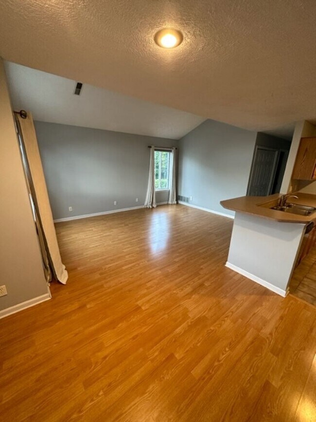 Foto del edificio - 2BR / 2BA Condo with Stunning Lake Views –...