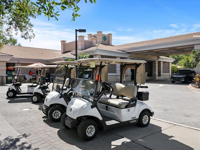 Foto del edificio - 811 Fairwaycove Ln