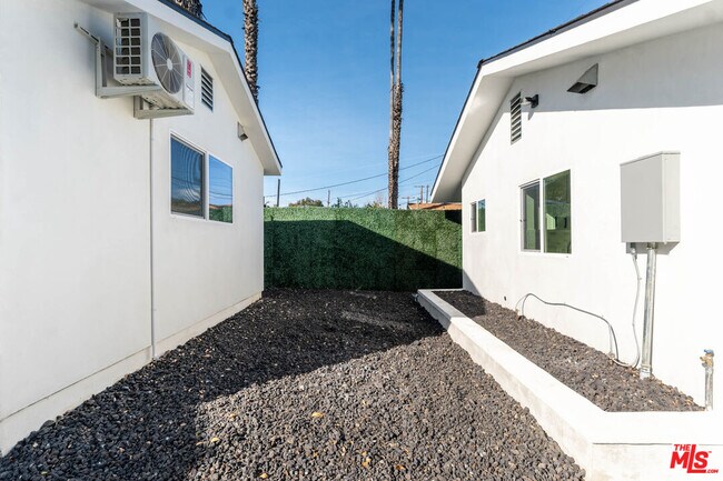 Building Photo - 8836 Hayvenhurst Ave