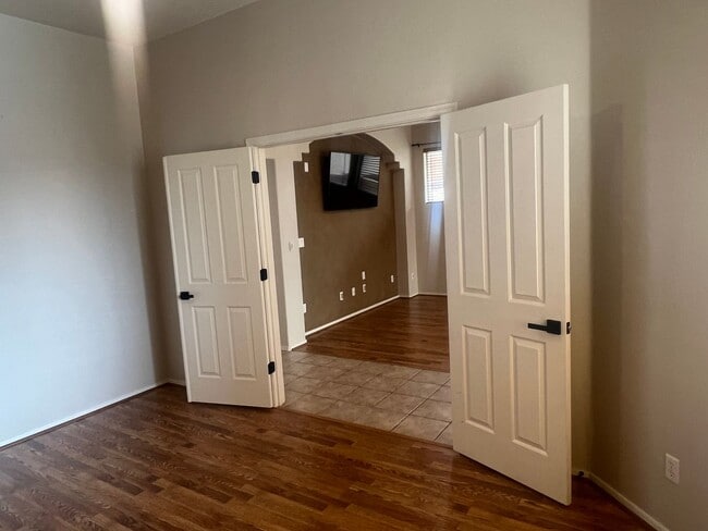 Building Photo - ATTRACTIVE SANTA FE 3 BEDROOM IN VAIL SCHOOL DISTRICT.