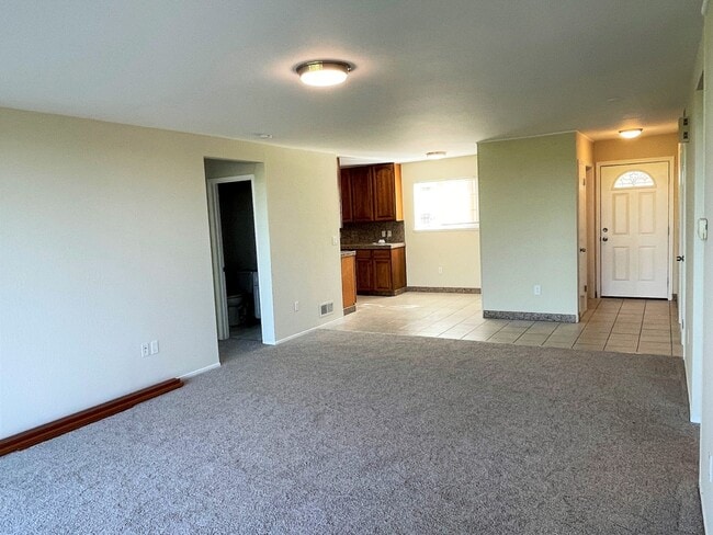 Building Photo - Beautiful 3 bedroom, 2 bathroom home in du...