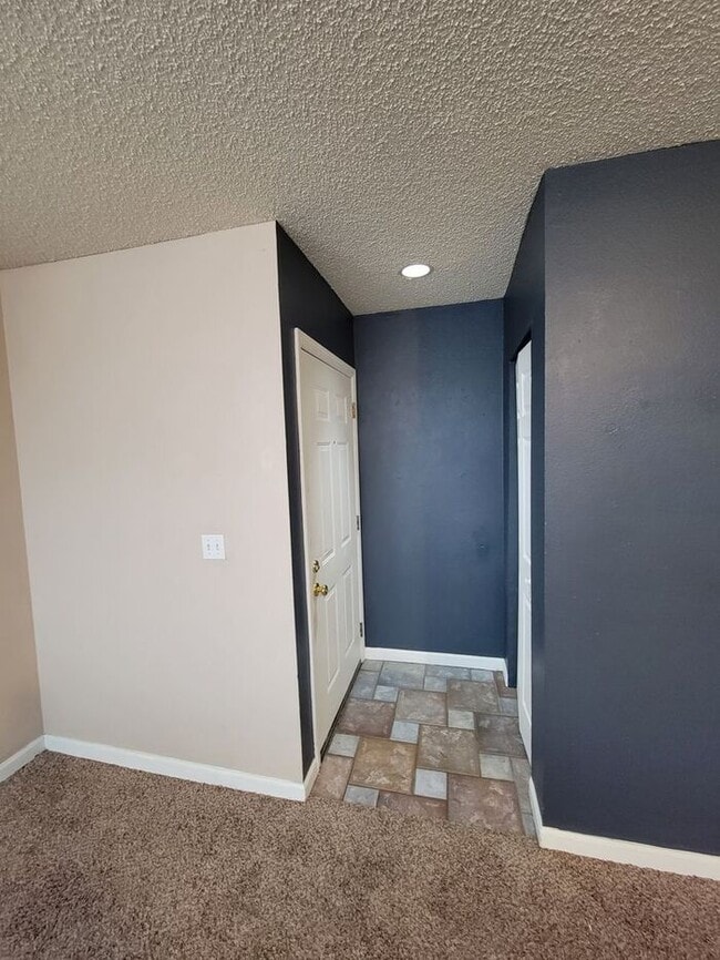 Foto del edificio - Recently Upgraded 2 Bedroom Apt Near Horse...