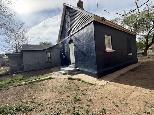 Building Photo - 2 Bedroom 1 Bath Single family home p