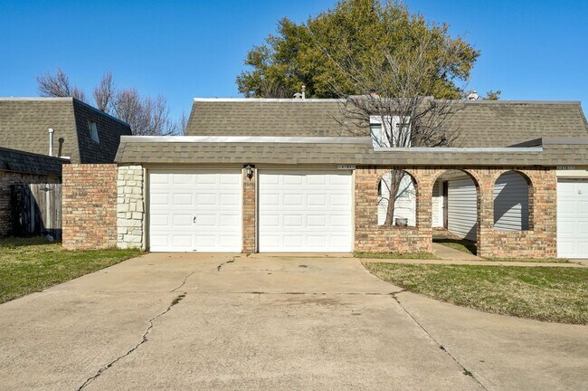 Foto del edificio - Charming and Spacious 2BD/1.5BTH Duplex Ne...