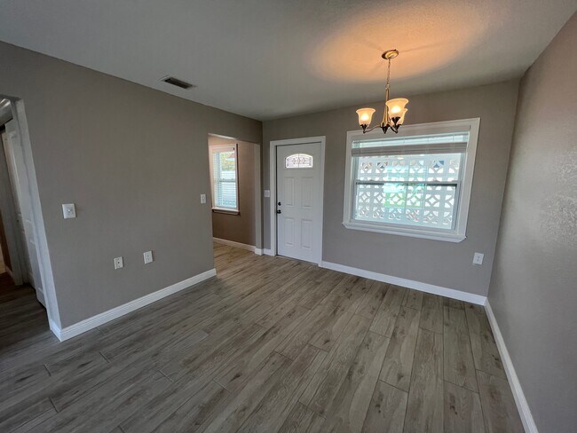 Building Photo - 1 Bed/1 Bath - Unit 7