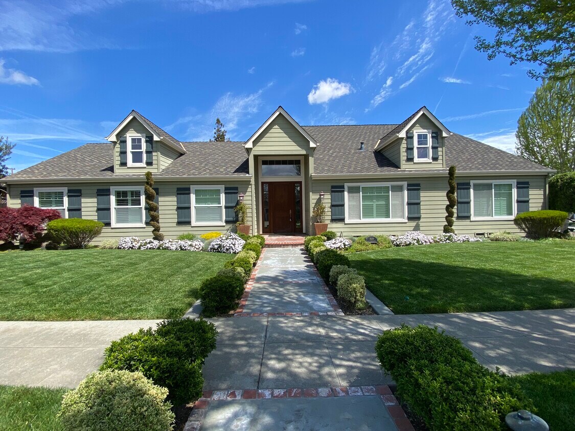 Primary Photo - 1689 W Creek Dr
