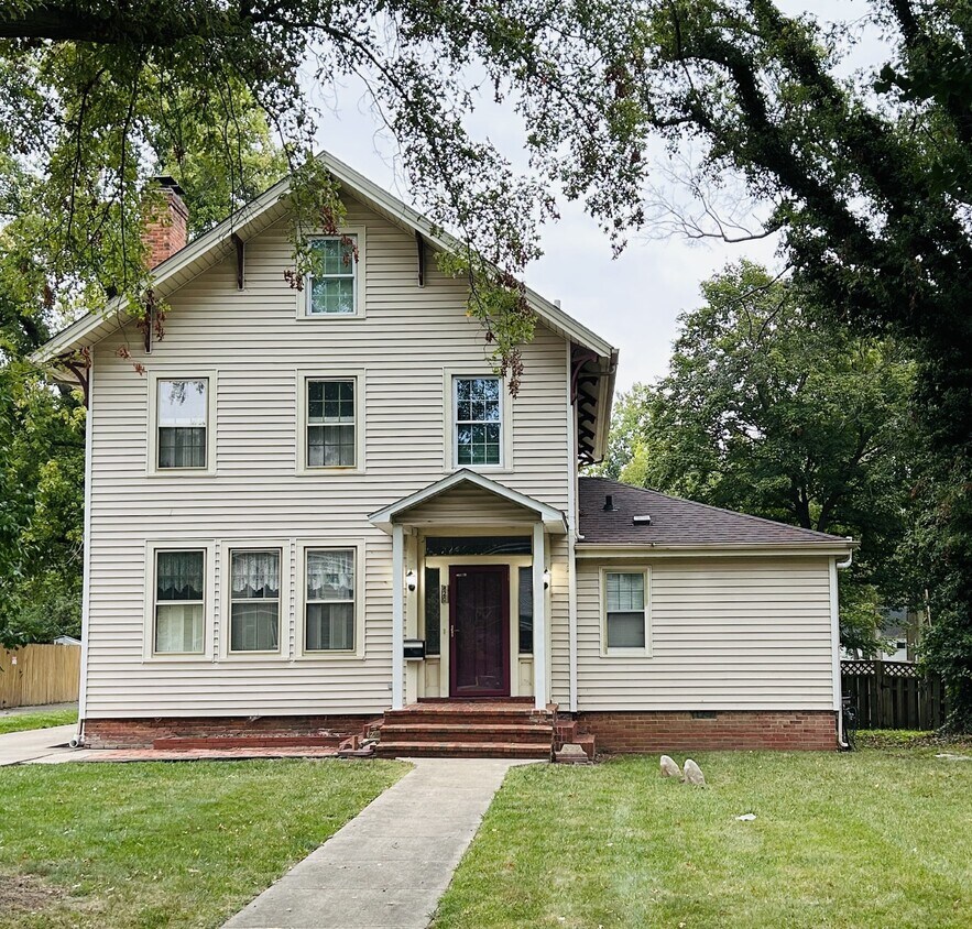 Primary Photo - 820 W College Ave