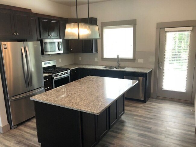 Foto del edificio - Beautiful Well Lit Four Corners Condo