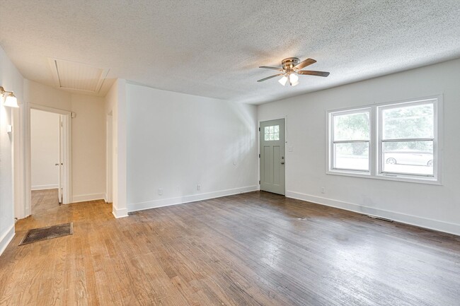 Building Photo - Charming Home in Desirable Brainerd Neighborhood