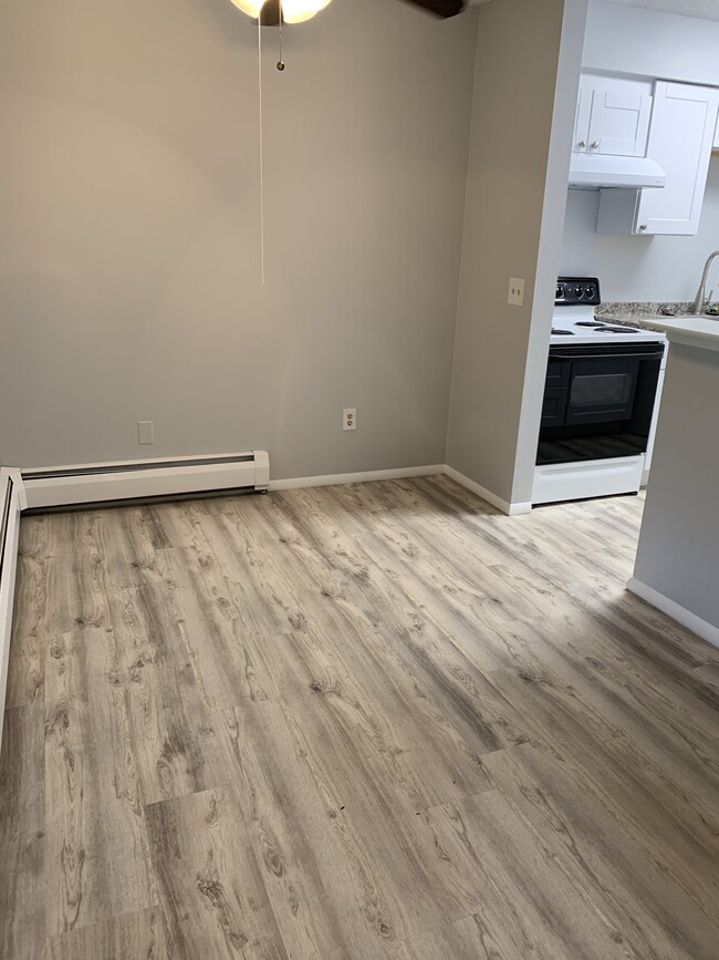 Dining room - 5770 E Warren Ave