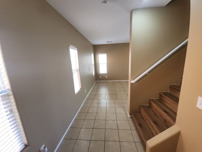 Building Photo - Beautiful detached home with fully fenced back yard.