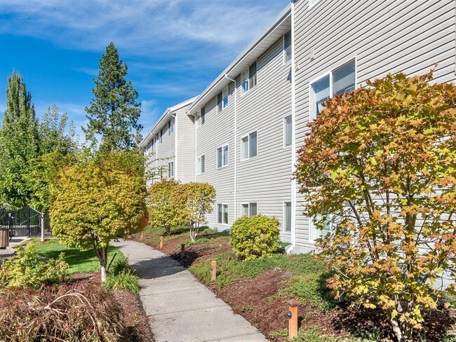 Sidewalk way Cascade Woods Aloha OR - Cascade Woods Apartments