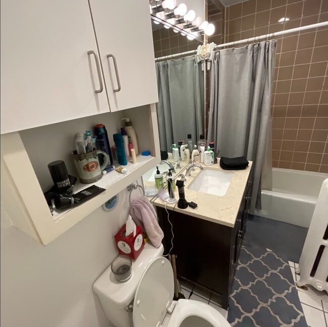 Building Photo - 677.5 W Wrightwood Ave