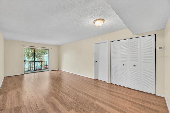 Foto del edificio - 801 Russell Ln
