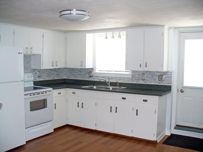 Building Photo - 216 5th St