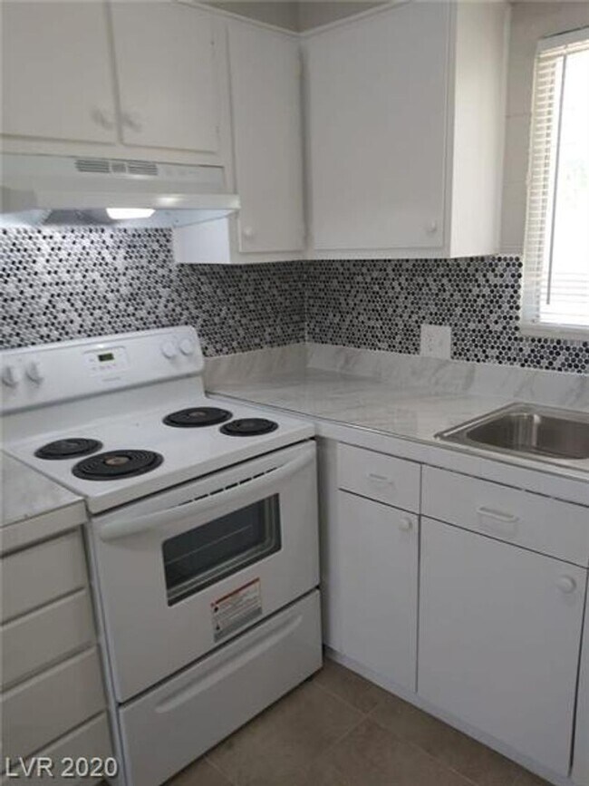 Building Photo - 2 bedroom Condo