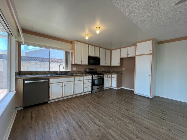 Building Photo - Simi Valley 3BR w/RV parking, AVAILABLE NOW!