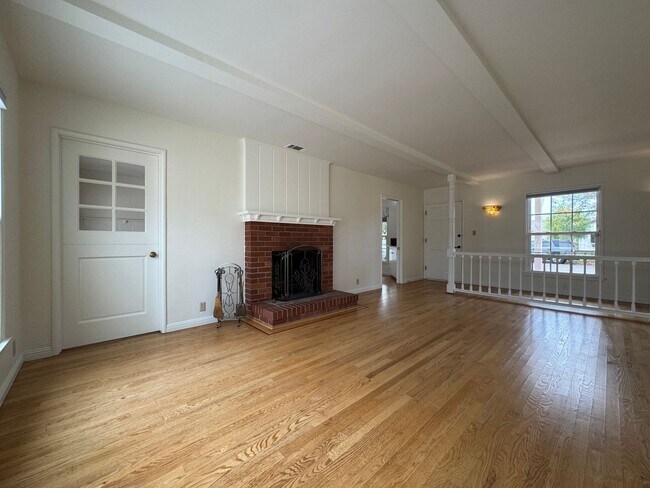 Foto del edificio - Exceptional Charm in this Single-Level 3-Bedroom House