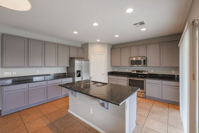 Foto del edificio - 4 bed, 3.5 bath house in Stetson Valley, Phoenix