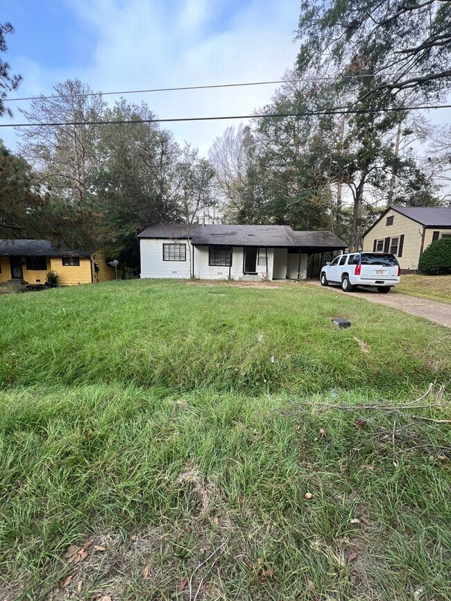 Building Photo - 709 Verdemont Dr