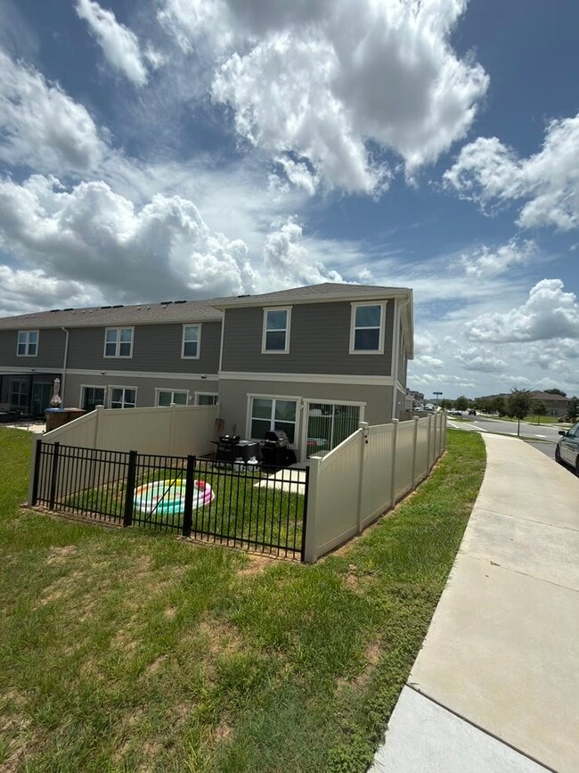 Foto del edificio - 577 Stoney Pointe Cir