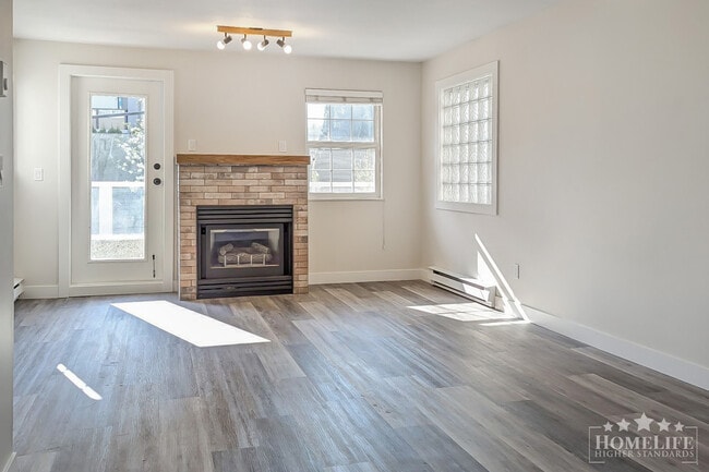 Building Photo - Spacious 2 Bedroom Ground Floor Condo at Connamara Place in Central Port Coquitlam