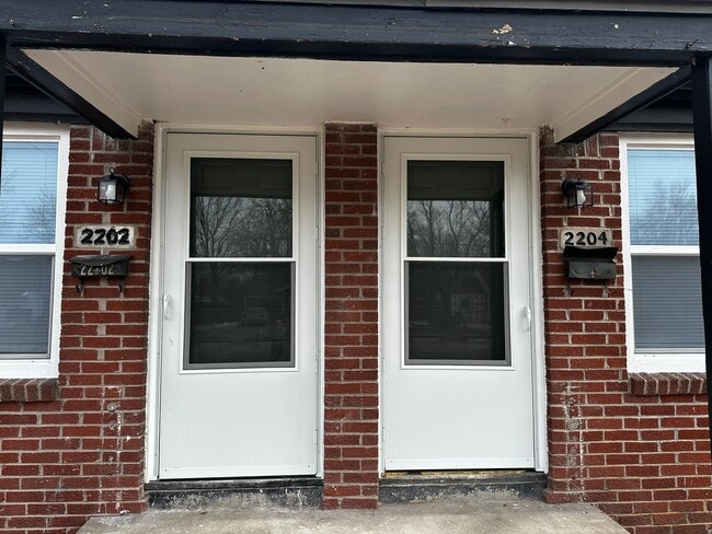 Foto del edificio - Fully Remodeled 2 Bed 1 Bath Duplex