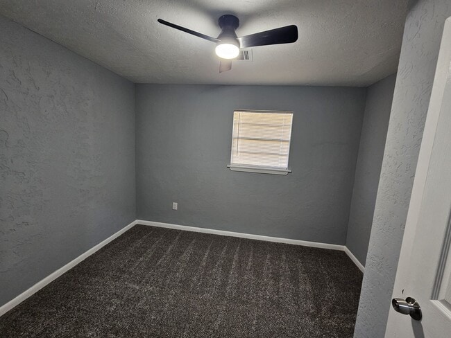 Building Photo - 707 NW Arlington Ave