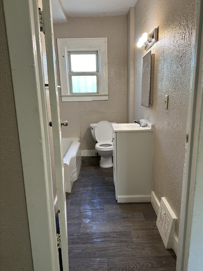 Foto del edificio - Charming 3-Bedroom Home with Spacious Base...