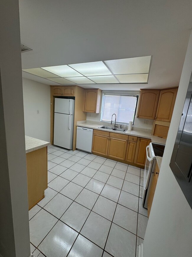 Building Photo - 2 BR / 2 BA Ground-Floor Condo | Screened ...