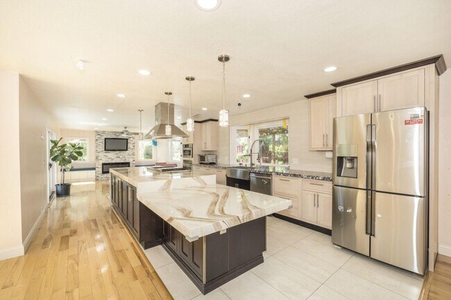 Building Photo - 468 Edelweiss Dr