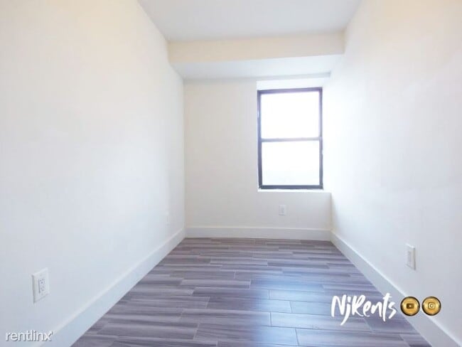 Building Photo - 1 br, 1 bath Apartment - 500 Garfield Ave