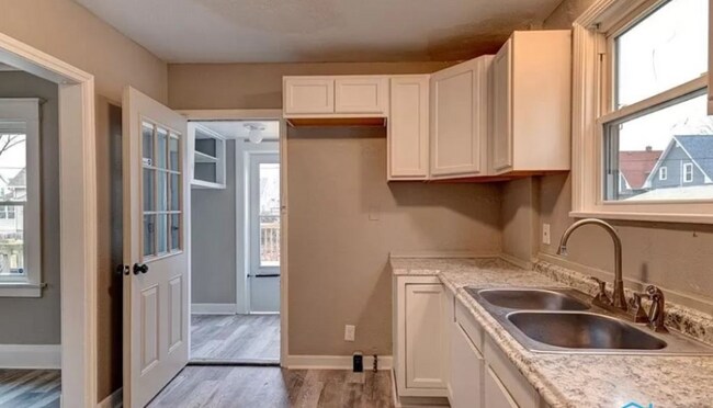 Building Photo - 463 Howland Ave