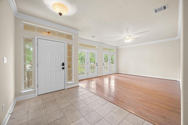 Foto del edificio - 7 Bed Home for August!