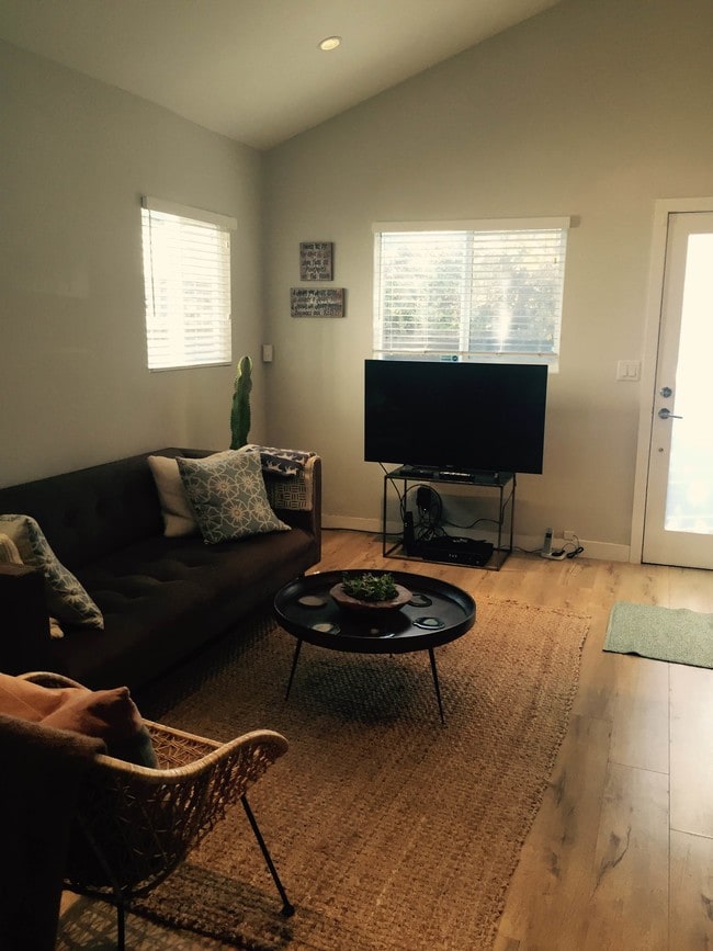 Large Living Area - 559 Vernon Ave